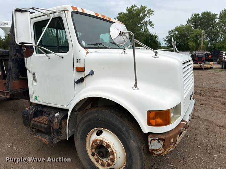 image for item EO8661 1996 International 4900 flatbed truck