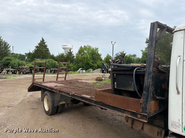 image for item EO8661 1996 International 4900 flatbed truck