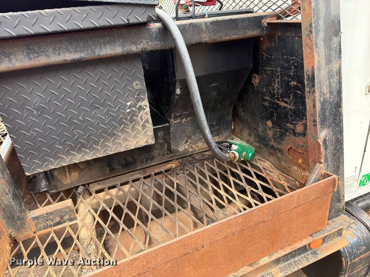 image for item EO8661 1996 International 4900 flatbed truck