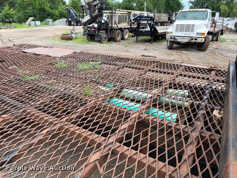 image for item EO8661 1996 International 4900 flatbed truck