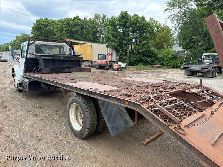 image for item EO8661 1996 International 4900 flatbed truck