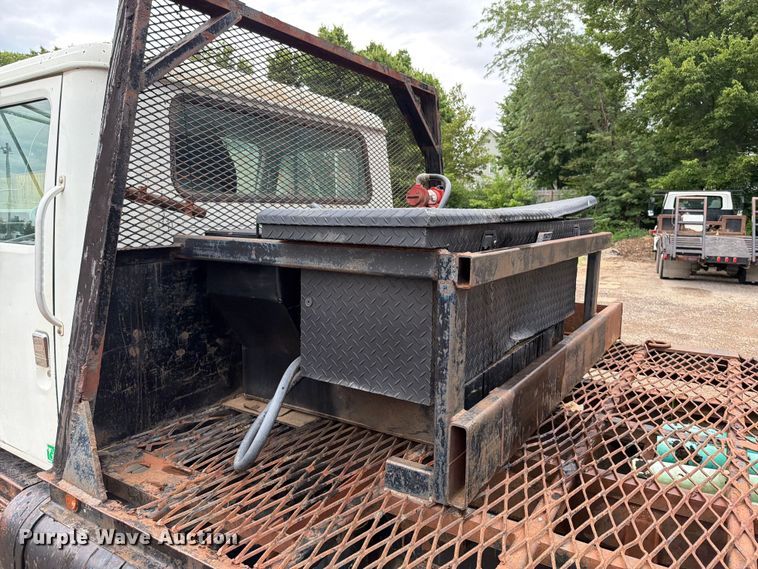 image for item EO8661 1996 International 4900 flatbed truck