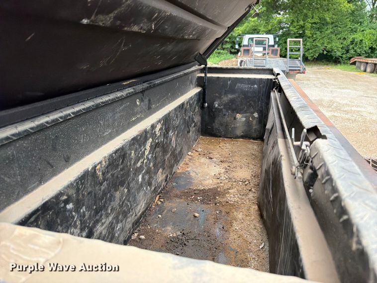 image for item EO8661 1996 International 4900 flatbed truck