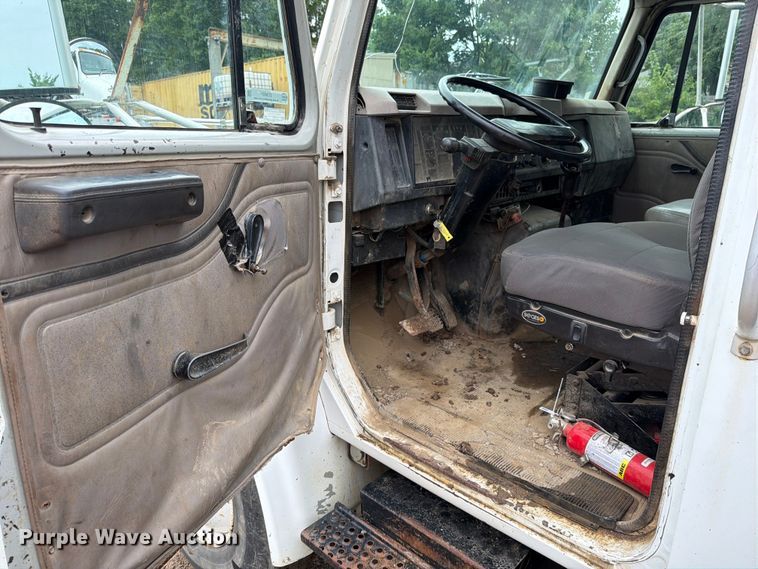 image for item EO8661 1996 International 4900 flatbed truck