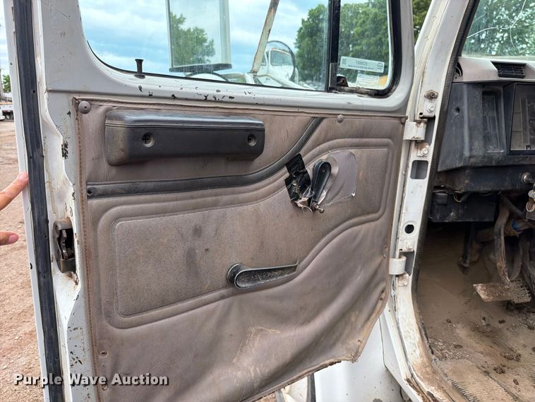 image for item EO8661 1996 International 4900 flatbed truck
