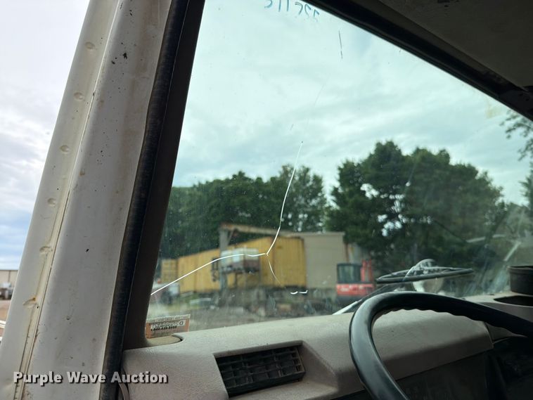 image for item EO8661 1996 International 4900 flatbed truck