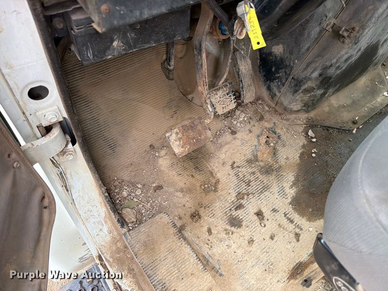 image for item EO8661 1996 International 4900 flatbed truck