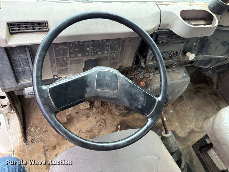 image for item EO8661 1996 International 4900 flatbed truck