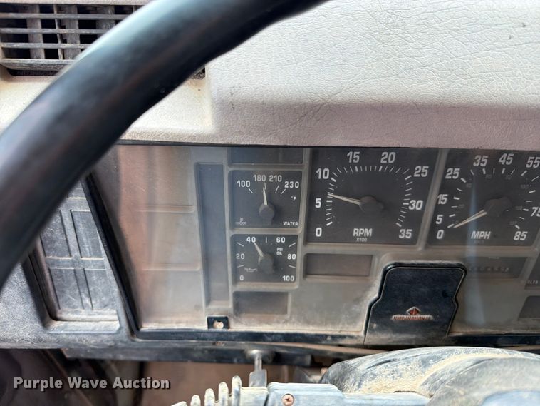 image for item EO8661 1996 International 4900 flatbed truck