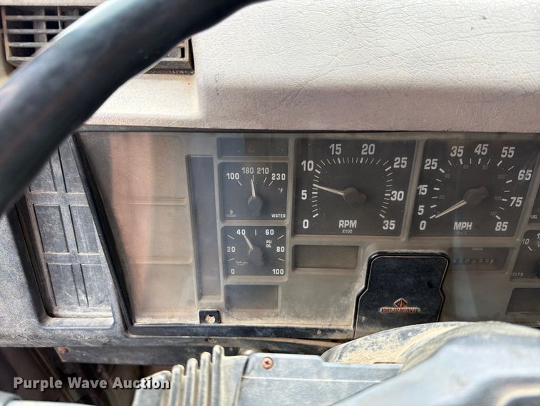 image for item EO8661 1996 International 4900 flatbed truck
