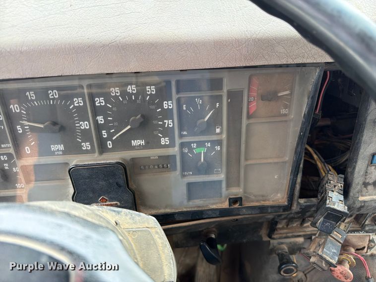 image for item EO8661 1996 International 4900 flatbed truck