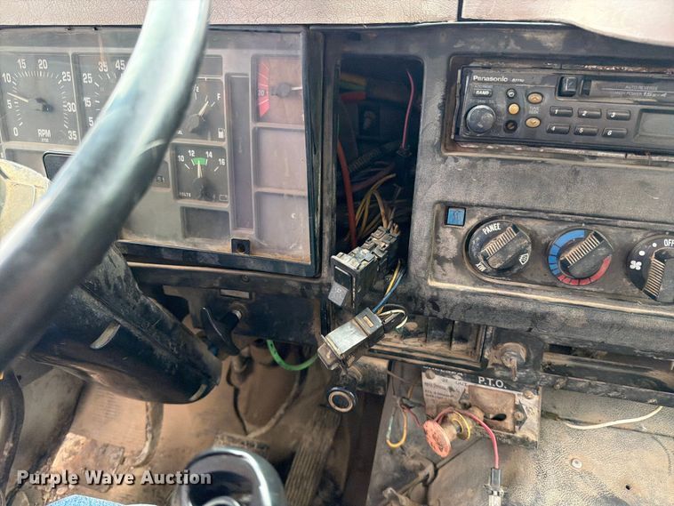 image for item EO8661 1996 International 4900 flatbed truck