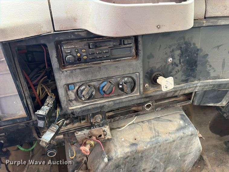 image for item EO8661 1996 International 4900 flatbed truck