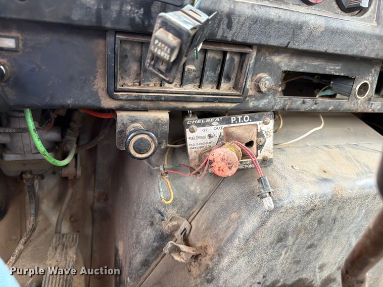 image for item EO8661 1996 International 4900 flatbed truck