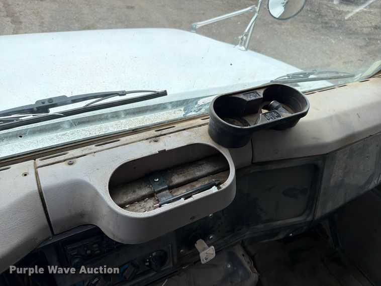image for item EO8661 1996 International 4900 flatbed truck