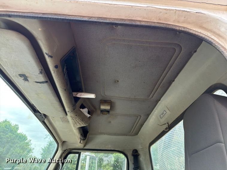 image for item EO8661 1996 International 4900 flatbed truck