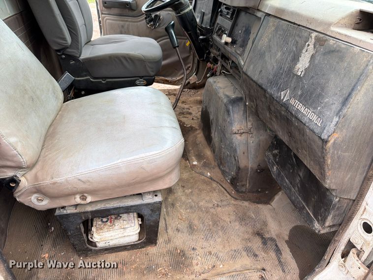 image for item EO8661 1996 International 4900 flatbed truck