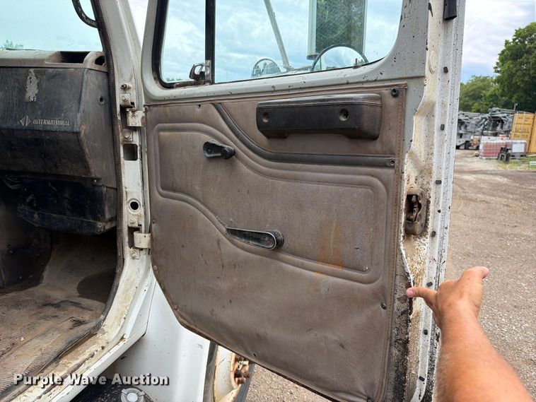 image for item EO8661 1996 International 4900 flatbed truck
