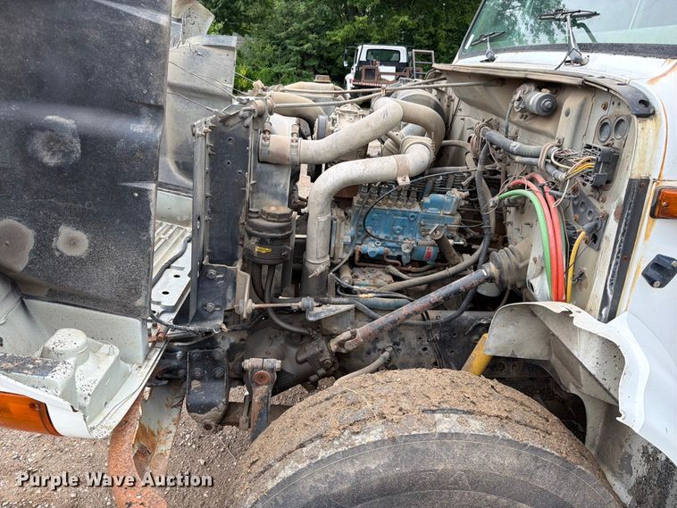 image for item EO8661 1996 International 4900 flatbed truck