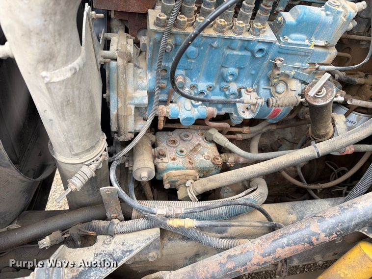 image for item EO8661 1996 International 4900 flatbed truck