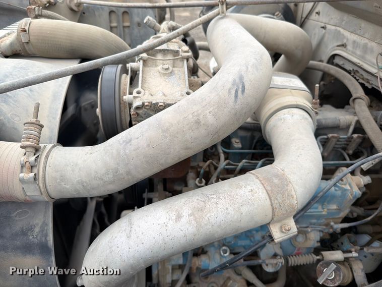 image for item EO8661 1996 International 4900 flatbed truck