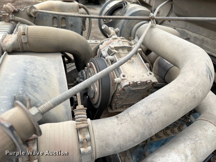 image for item EO8661 1996 International 4900 flatbed truck