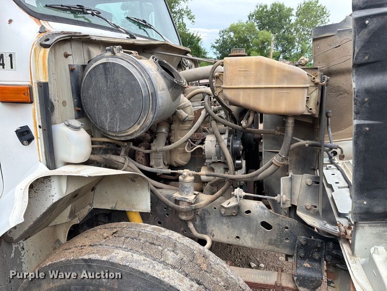 image for item EO8661 1996 International 4900 flatbed truck