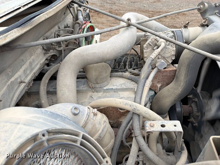 image for item EO8661 1996 International 4900 flatbed truck