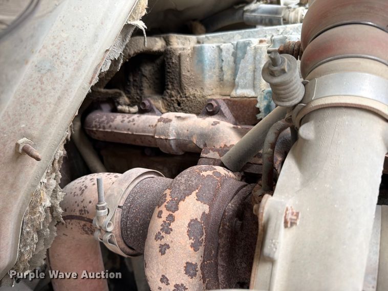 image for item EO8661 1996 International 4900 flatbed truck