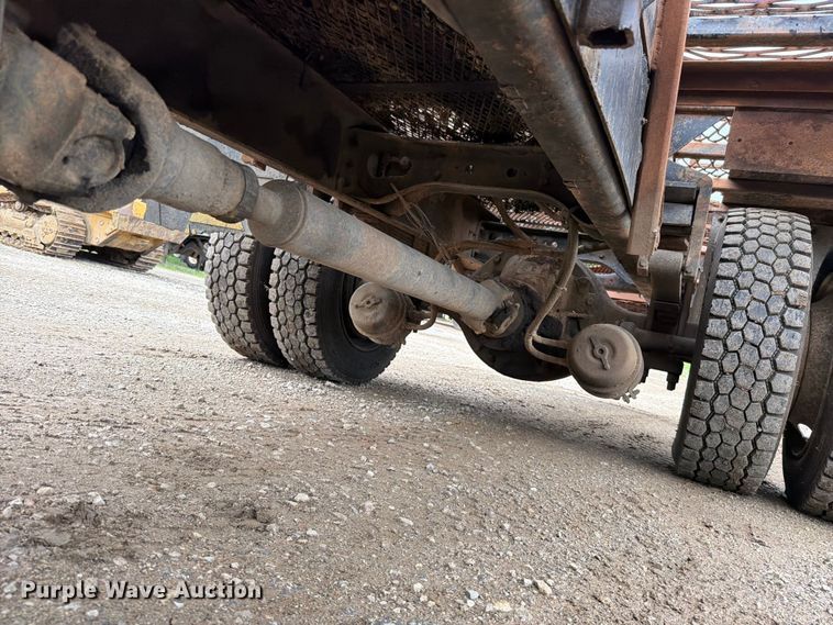 image for item EO8661 1996 International 4900 flatbed truck