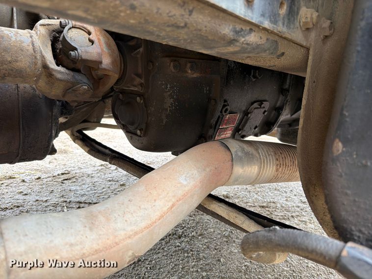 image for item EO8661 1996 International 4900 flatbed truck