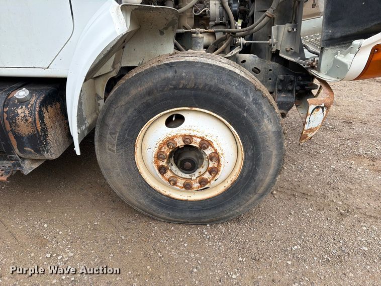 image for item EO8661 1996 International 4900 flatbed truck