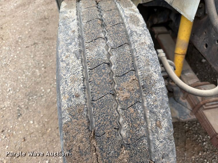 image for item EO8661 1996 International 4900 flatbed truck