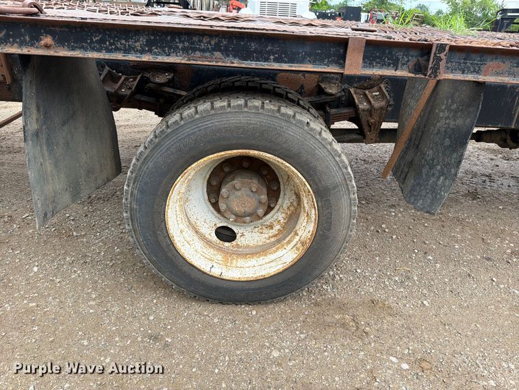 image for item EO8661 1996 International 4900 flatbed truck