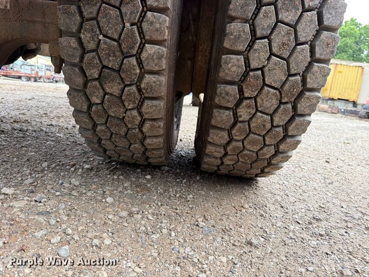 image for item EO8661 1996 International 4900 flatbed truck