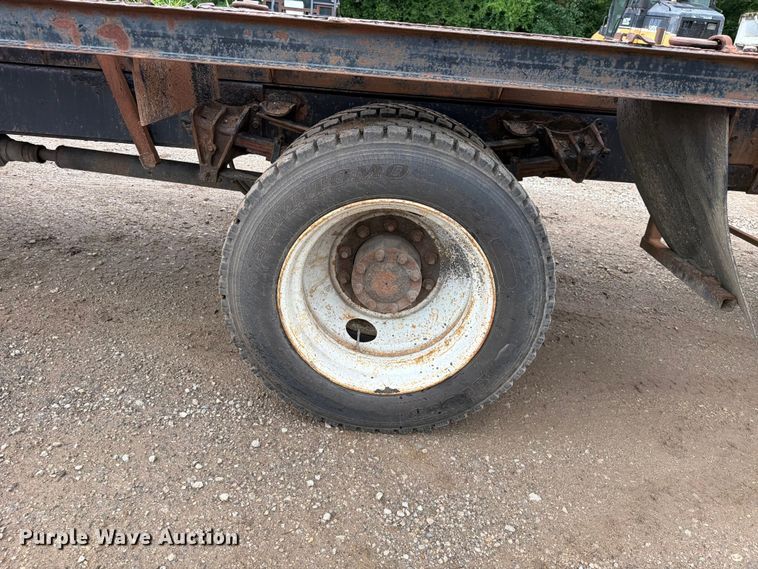 image for item EO8661 1996 International 4900 flatbed truck