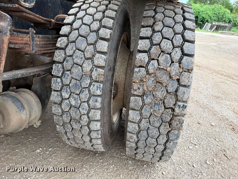 image for item EO8661 1996 International 4900 flatbed truck