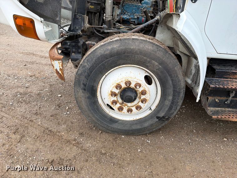 image for item EO8661 1996 International 4900 flatbed truck