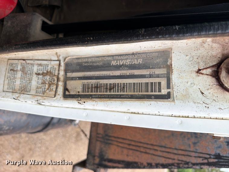 image for item EO8661 1996 International 4900 flatbed truck