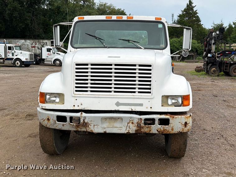 image for item EO8662 1994 International 4900 flatbed truck