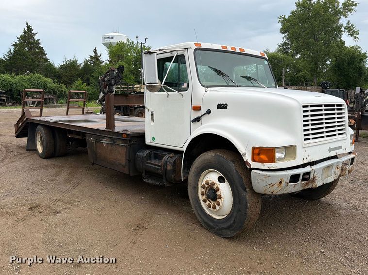 image for item EO8662 1994 International 4900 flatbed truck