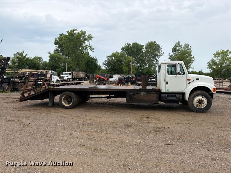 image for item EO8662 1994 International 4900 flatbed truck