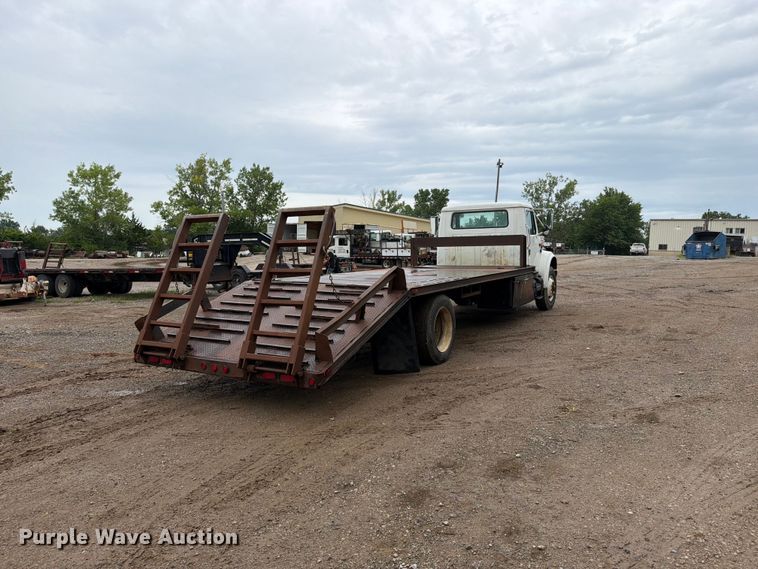 image for item EO8662 1994 International 4900 flatbed truck