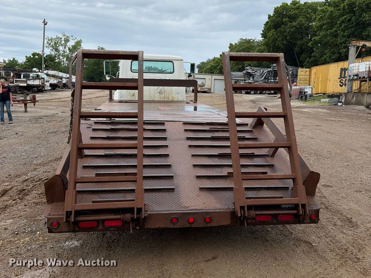image for item EO8662 1994 International 4900 flatbed truck