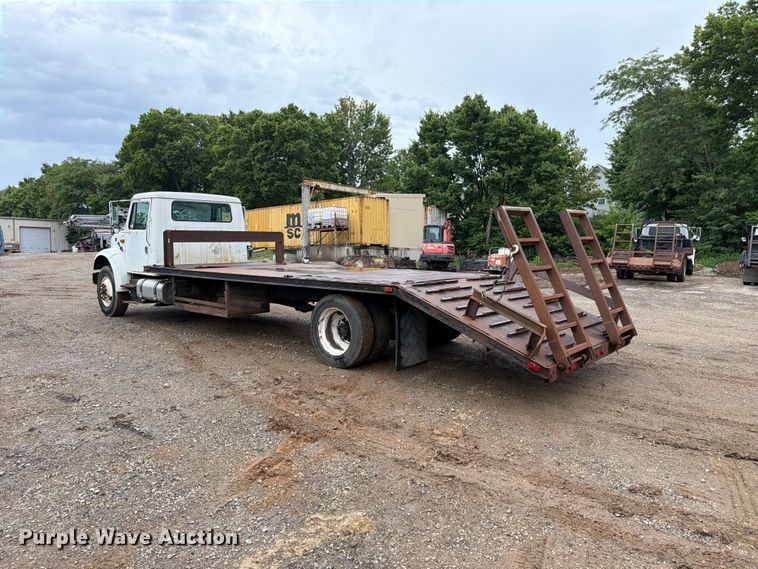 image for item EO8662 1994 International 4900 flatbed truck