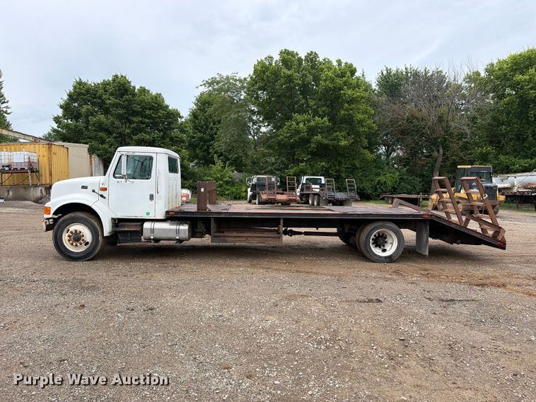 image for item EO8662 1994 International 4900 flatbed truck