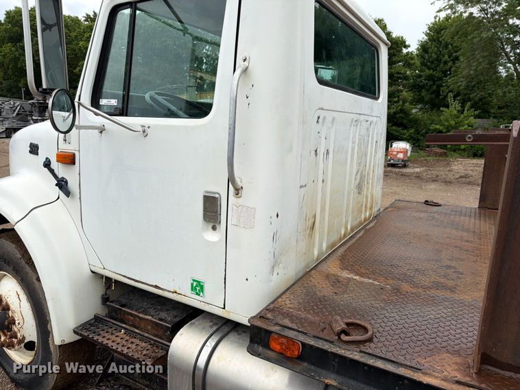 image for item EO8662 1994 International 4900 flatbed truck
