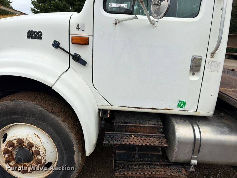 image for item EO8662 1994 International 4900 flatbed truck