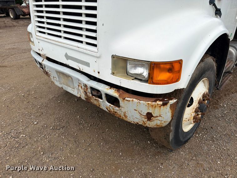 image for item EO8662 1994 International 4900 flatbed truck
