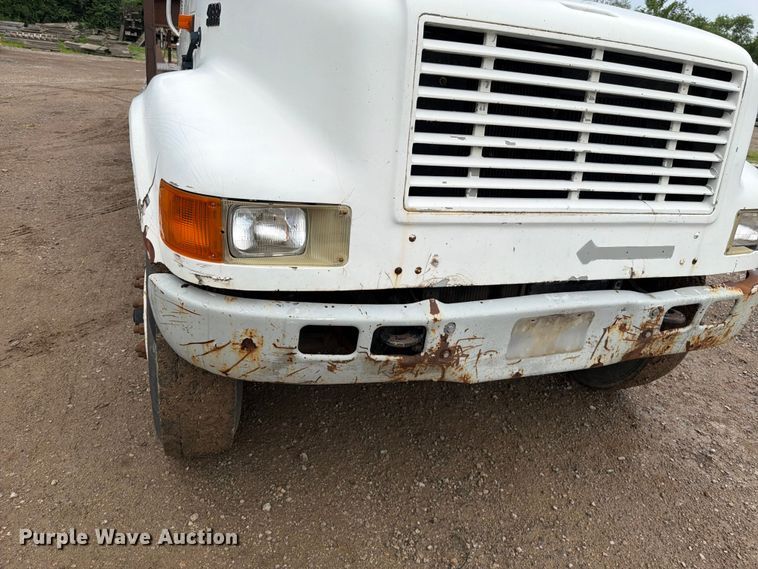 image for item EO8662 1994 International 4900 flatbed truck